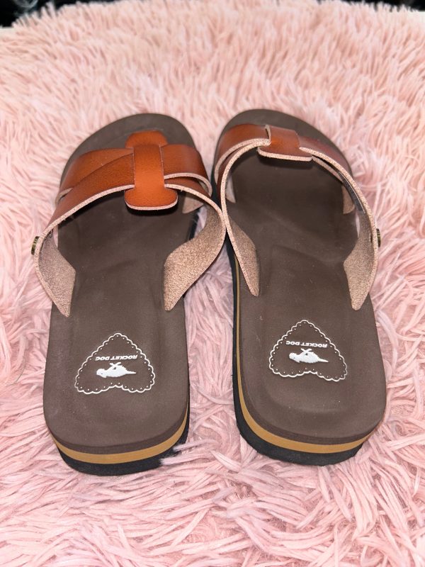 Sandals Flip Flops By Rocket Dogs In Brown, Size: 6 Cheap