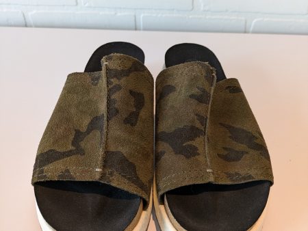 Sandals Flats By Otbt In Camouflage Print, Size: 7.5 For Discount